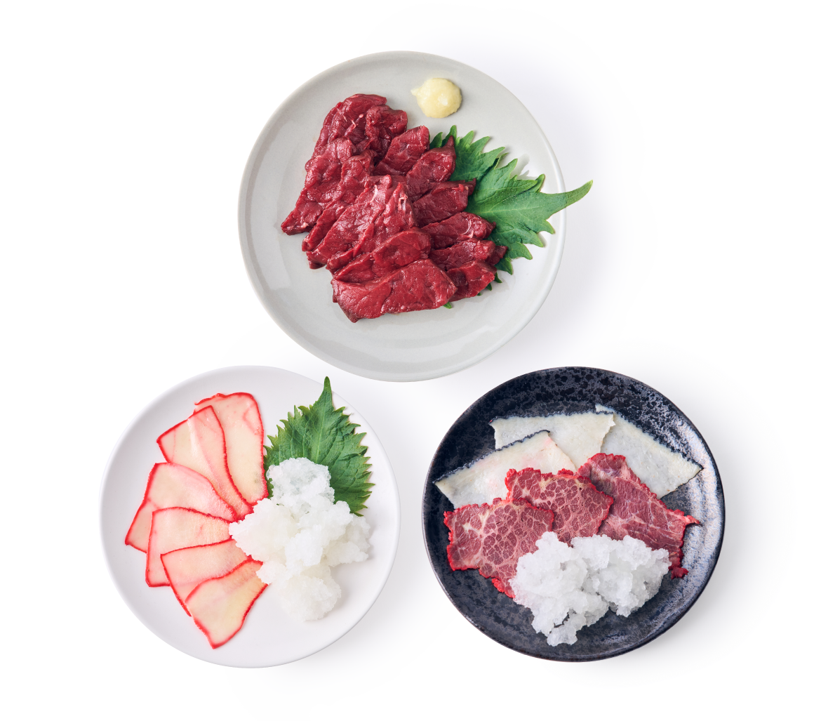 お皿に盛られた鯨のお肉
